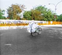 Línea blanca, uniformes blancos tendidos sobre la valla de un eje vial. Nueva Delhi, 2004