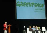 El director internacional de Greenpeace, Gerd Leipold, curante un acto en el Teatro de la Ciudad por los 15 años de la agrupación en México. A la derecha, Patricia Arendar, Carlos Monsiváis y José Sarukhán