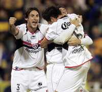 Colotto y Marioni felicitan eufóricos a Torres (de espaldas), autor del gol del empate