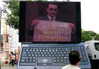Una computadora gigante apodada Uribush fue encendida ayer en una plaza de Caracas, Venezuela, como burla a las acusaciones de Colombia y Estados Unidos contra el presidente Hugo Chávez por presuntos vínculos económicos con las FARC
