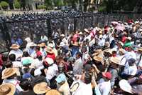 Protesta de integrantes de la CNTE frente a la Secretaría de Gobernación