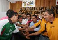 Pablo de Antuñano, titular del Deporte del DF (centro, con lentes) ofreció respaldo al Tri Gay