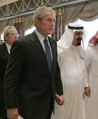 El presidente de Estados Unidos, George W. Bush, con el rey Abdullah, durante su visita del pasado 16 de mayo a Arabia Saudita, donde "suplicó" que se aumente la producción de crudo Ap