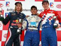 Sergio Pérez (centro), comparte el podio con Brendon Hartley y Oliver Turvey