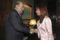 La presidenta de Argentina Cristina Fernández de Kirchner recibió ayer en la Casa Rosada, en Buenos Aires, al empresario Carlos Slim