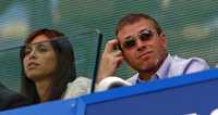 Roman Abramovich, dueño del equipo de futbol Chelsea, en el palco con su novia Daria Zhukova, durante el partido con el Bolton, el 11 de mayo