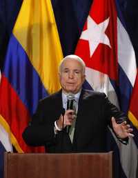 John MacCain, virtual candidato del Partido Republicano, critica al gobierno cubano durante una reunión proselitista realizada en Miami para ganar adeptos en la comunidad cubanoestadunidense