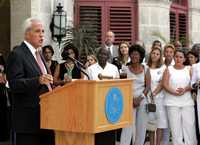 En imagen de diciembre de 2005 Michael Parmly (en el podio), jefe de la Sección de Intereses de Estados Unidos en Cuba, acusado por el gobierno de la isla de ser intermediario entre cubanos residentes en territorio estadunidense y opositores en la isla