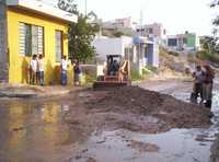 Trabajadores del ayuntamiento de Campeche limpian el lodo que cayó de un cerro debido al desbordamiento de un tanque de agua en la colonia Lomas Delicias. Nueve viviendas resultaron dañadas