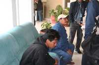Deudos de las personas que fallecieron al desbarrancar un autobús en Hidalgo esperan informes en el Servicio Médico Forense de Pachuca