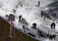 En las imágenes se observa a los bomberos combatir las llamas en el techo del histórico edificio