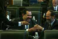 CORDIALIDAD EN XICOTENCATL. Los legisladores panistas Héctor Larios y Gustavo Madero durante la sesión de la Permanente ayer en el Senado