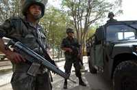 Elementos del Ejército Mexicano resguardan los accesos a la ciudad de Culiacán, Sinaloa, como parte del operativo contra el narcotráfico y la delincuencia organizada