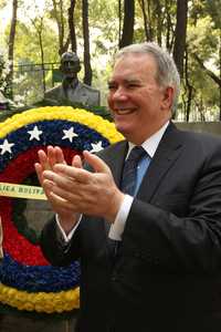 El embajador Roy Chaderton colocó una ofrenda ante el busto de su compatriota el poeta venezolano Andrés Eloy Blanco