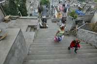 Vecinos de la colonia Ampliación Gabriel Hernández, en la delegación Gustavo A. Madero, construyeron escaleras de cemento para facilitar su traslado en las empinadas calles