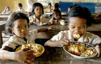 Niños camboyanos toman el desayuno en el salón de clases gracias a un programa de la ONU