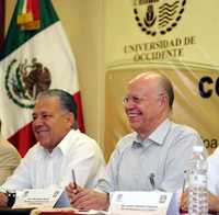 El gobernador de Sinaloa, Jesús Aguilar, acompañó al rector de la UNAM, José Narro, en una gira de trabajo, donde este último visitó las universidades Autónoma de Sinaloa y de Occidente