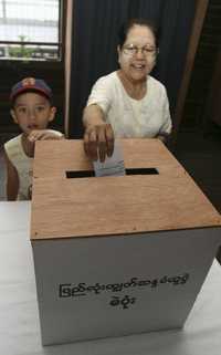 Votación en una de las caslllas instaladas en Rangún