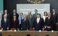 El presidente Felipe Calderón, acompañado por parte de su gabinete, al informar sobre un programa de acciones acciones en apoyo a la economía familiar. El acto se efectuó en Los Pinos