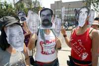 Protesta de miembros de organizaciones sociales y familiares de los dos eperristas desaparecidos, ante instalaciones castrenses