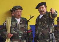 El histórico líder de las FARC Manuel Marulanda Tirofijo (a la izquierda), cuya muerte ocurrida el 26 de marzo pasado fue confirmada ayer por este grupo guerrillero; en la imagen lo acompaña el también comandante insurgente Jorge Briceño Mono Jojoy, el 29 de abril de 2000 en Villa Colombia, cerca de San Vicente del Caguán, provincia de Caquetá, Colombia