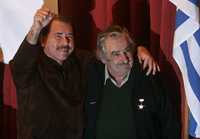 Daniel Ortega, presidente de Nicaragua (a la izquierda), y el ex líder tupamaro José Mujica, en la clausura del Foro de Sao Paulo ayer en Uruguay