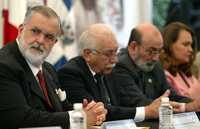 En primer plano, el ombudsman nacional, José Luis Soberanes, junto a los defensores de derechos humanos latinoamericanos Ramón Custodio y Óscar Luna