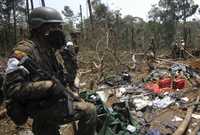 Un soldado ecuatoriano inspecciona las ruinas del campamento de las FARC que fue bombardeado el primero de marzo