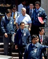 En imagen de archivo Manuel Contreras (al centro), general retirado y ex jefe de la Dina, quien enfrentará en Chile un nuevo proceso por violaciones a los derechos humanos durante la dictadura