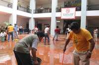 Trabajadores municipales de Tuxtla Gutiérrez, Chiapas, retiran agua acumulada en el edificio de la administración local, luego de la tromba que cayó el domingo en la ciudad