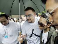 El irlandés Bono, del grupo de rock U2 y la cantante japonesa Misia participaron en Japón en el encuentro Uno para todos, que se organizó en la ciudad de Yokohama, donde se celebra la Conferencia para el Desarrollo de África. El movimiento busca expresar el rechazo a la pobreza en el mundo y llamar la atención de los mandatarios que se congregaron en la cumbre del Grupo de los 8