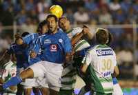 El cruzazulino Joaquín Beltrán intentó nulificar el ataque lagunero, durante el juego de ida que se disputó en el estadio Azul