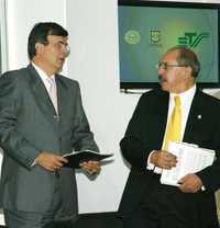 Marcelo Ebrard y Armando Quintero, luego de la firma del acuerdo