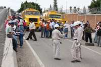 Los accesos a las instalaciones de Pemex en el municipio de Santa María el Tule, en la ciudad de Oaxaca, han sido bloqueados por profesores del Istmo de Tehuantepec de la sección 22 de SNTE, en su último día de movilizaciones, ya que esperan ser relevados este sábado por maestros de la región mixteca