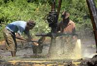 Trabajadores en un campo petrolero de Bojonegoro, en la isla de Java
