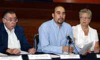 Miguel Concha, Luis Arriaga y Clara Jusidman, durante la conferencia de prensa