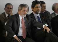 El presidente de Brasil, Luiz Inacio Lula da Silva, apoya su mano en la rodilla del presidente de Petrobras, Sergio Gabrieli, durante el anuncio de un programa para explorar campos petroleros en aguas profundas, el pasado 26 de mayo