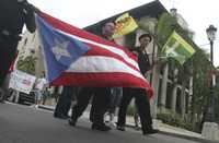 Integrantes del Partido Independentista Puertorriqueño se manifestaron este domingo en contra de la realización de las elecciones primarias del Partido Demócrata. La isla no participa en las presidenciales de Estados Unidos por ser un "Estado libre asociado"