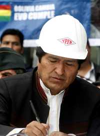 El presidente de Bolivia, Evo Morales, firma el documento de nacionalización de la compañía de transporte de hidrocarburos Transredes