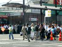 Decenas de personas procedentes de la terminal Buenavista del Tren Suburbano abarrotaron ayer las estaciones Buenavista del Metrobús y de la línea B del Metro