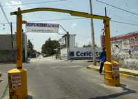 Arco de metal que colocaron los vecinos de la colonia Lomas de San Lorenzo Tezonco para evitar el paso de camiones a la tabiquera