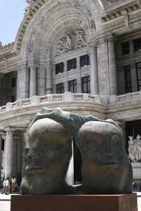 Siameses es una de las esculturas monumentales de José Luis Cuevas, emplazadas en la explanada del Palacio de Bellas Artes