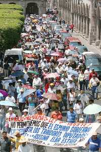 Maestros de la sección 18 marcharon por el centro de Morelia en contra de la privatización de Pemex y de la Ley del ISSSTE