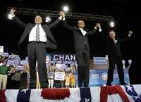 Tim Kaine, gobernador de Virginia (izquierda); Barack Obama, y el senador James Webb participaron en el inicio no oficial de la campaña del virtual abanderado demócrata. Ese estado es uno de los bastiones republicanos
