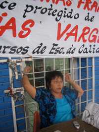 La profesora Rosa María Martínez, durante su protesta contra el director de la escuela Adalberto J. Argüelles