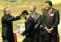 El presidente Felipe Calderón entregó ayer medallas al Mérito ecológico 2008, con motivo del Día Mundial del Medio Ambiente. Lo acompañan el representante de la ONU en México, Magdy Martínez, y el titular de la Profepa, Patricio Patrón Laviada