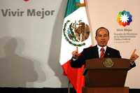El presidente Felipe Calderón durante la reunión con los miembros de su gabinete
