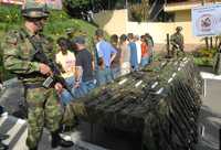 Soldados colombianos resguardan en una base militar de Medellín las armas de guerrilleros de las FARC que se entregaron a las autoridades