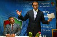 Ignacio Ania, director general de Servicios de Cómputo Académico de la UNAM, escucha a Juan Alberto González, de Microsoft-México, durante la firma del convenio de seguridad en Internet entre ambos