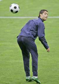 El portugués Cristiano Ronaldo, durante el entrenamiento en el estadio de Ginebra, Suiza